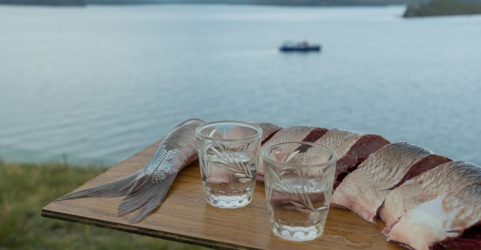 В завершение незабываемого дня нас ждёт ужин- барбекю, включая деликатесы озера на берегу Байкала