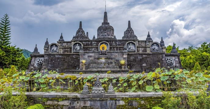 Брахмавихара Арама - самый большой буддийский храма Бали